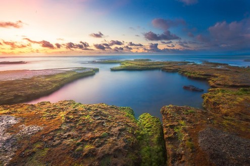 Der farbenfrohe Strand auf der Insel Weizhou