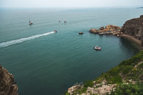 Touristische Sehenswürdigkeit an der Trennlinie zwischen dem Gelben Meer und dem Bohai-Meer