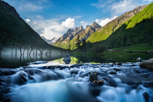 Authentische Landschaft Chinas und Badeurlaub